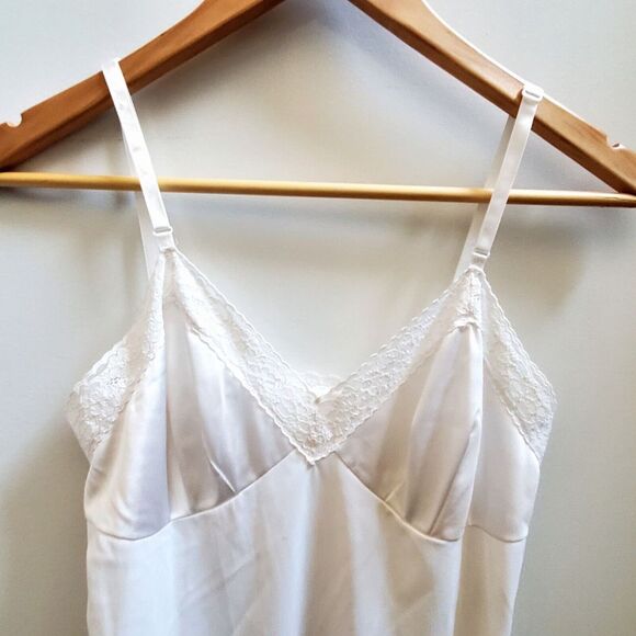 VTG Vanity Fair Slip Alabaster S/34 Lace Trim V-Neck/Hem Made USA Dupont Nylon - Picture 6 of 10